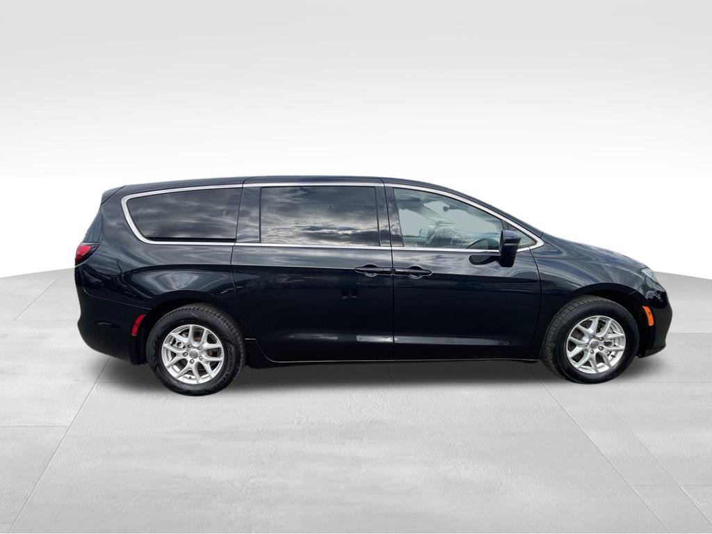 Used 2023 Chrysler Pacifica Touring-L FWD image 14