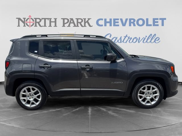 Used 2021 Jeep Renegade Latitude w/ Sun & Sound Group FWD image 2