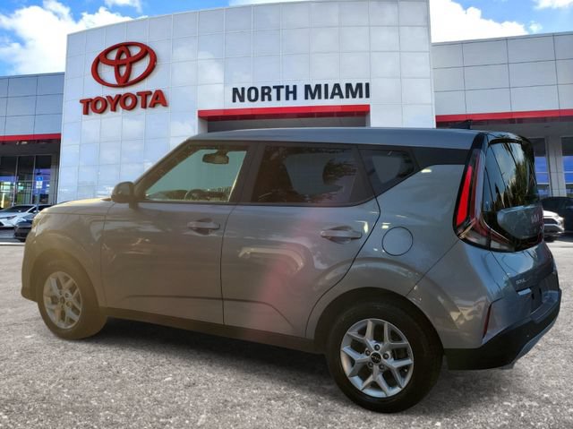 Used 2023 Kia Soul LX w/ LX Technology Package FWD image 3