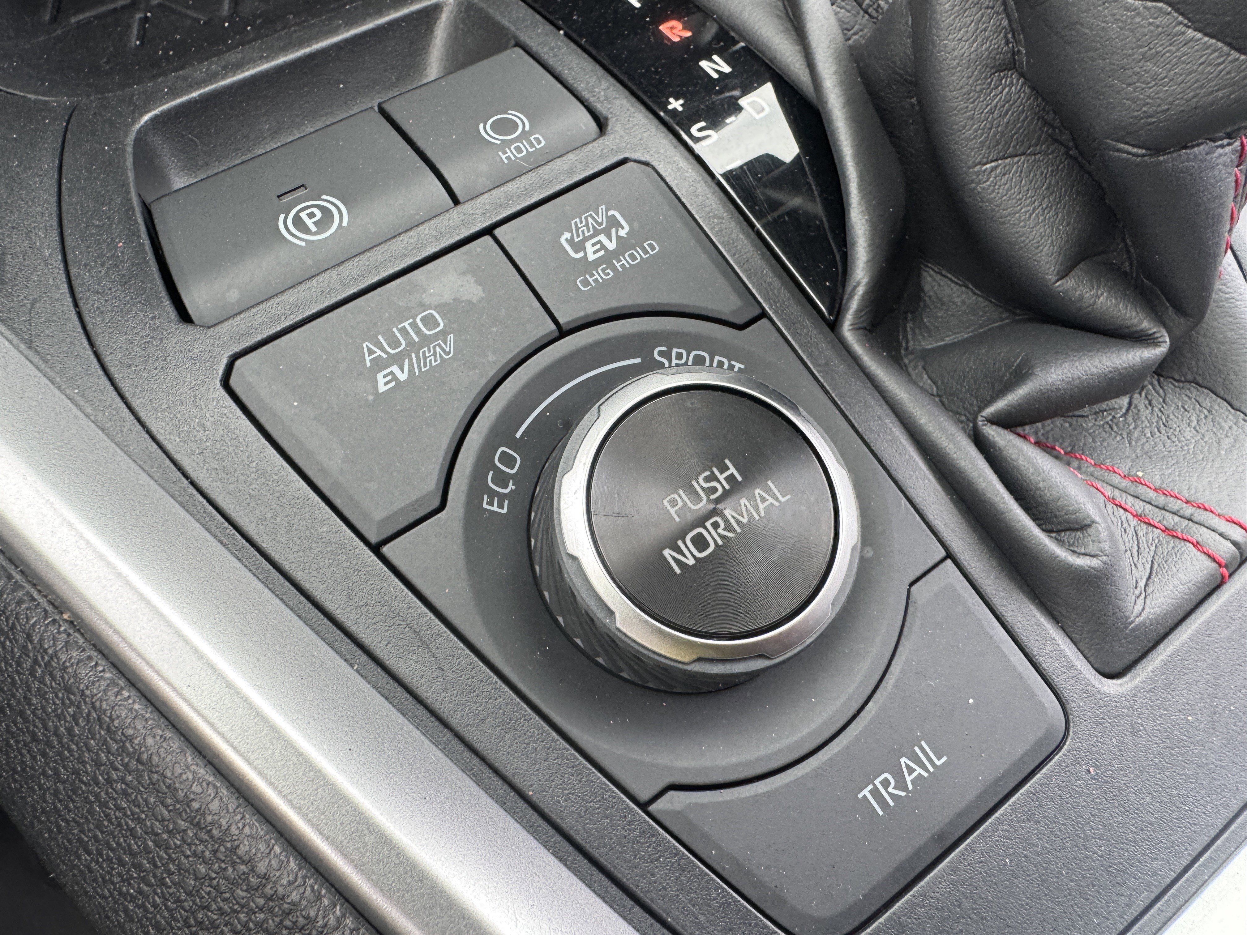 Used 2023 Toyota RAV4 SE w/ Weather & Moonroof Package image 28