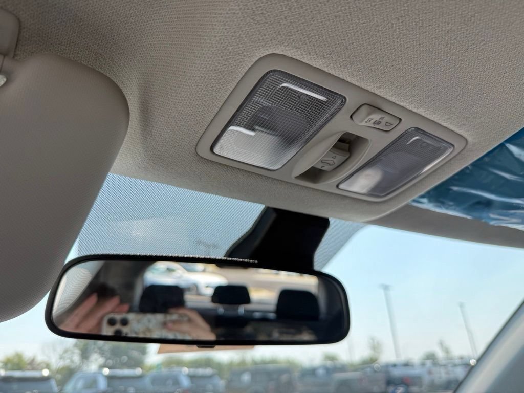 Certified 2025 Hyundai Venue SEL FWD image 20