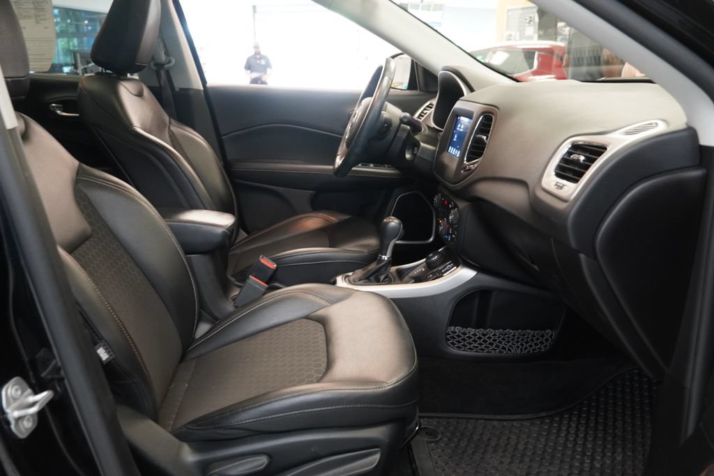 Used 2019 Jeep Compass Latitude w/ Cold Weather Group AWD/4WD image 35