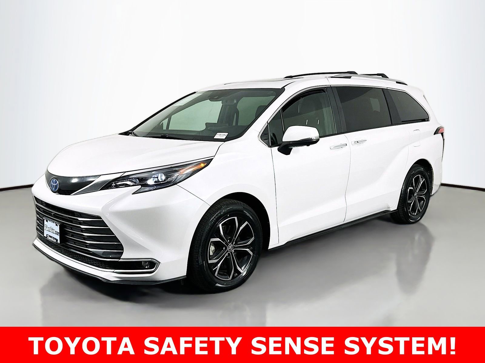 Certified 2025 Toyota Sienna Platinum image 3