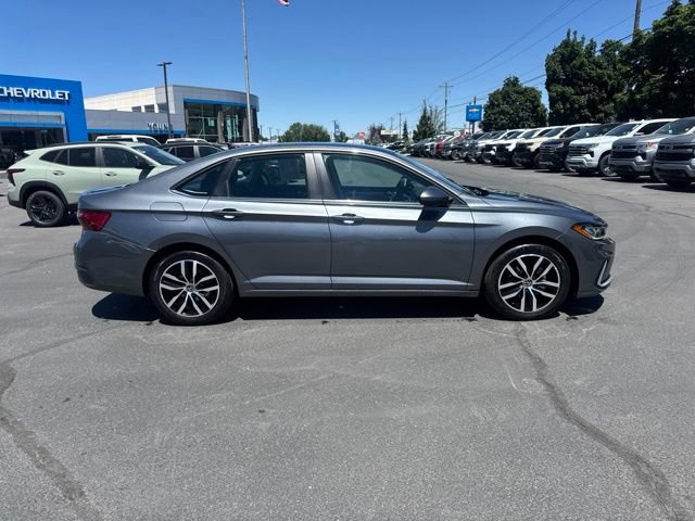 Used 2025 Volkswagen Jetta SE FWD image 8