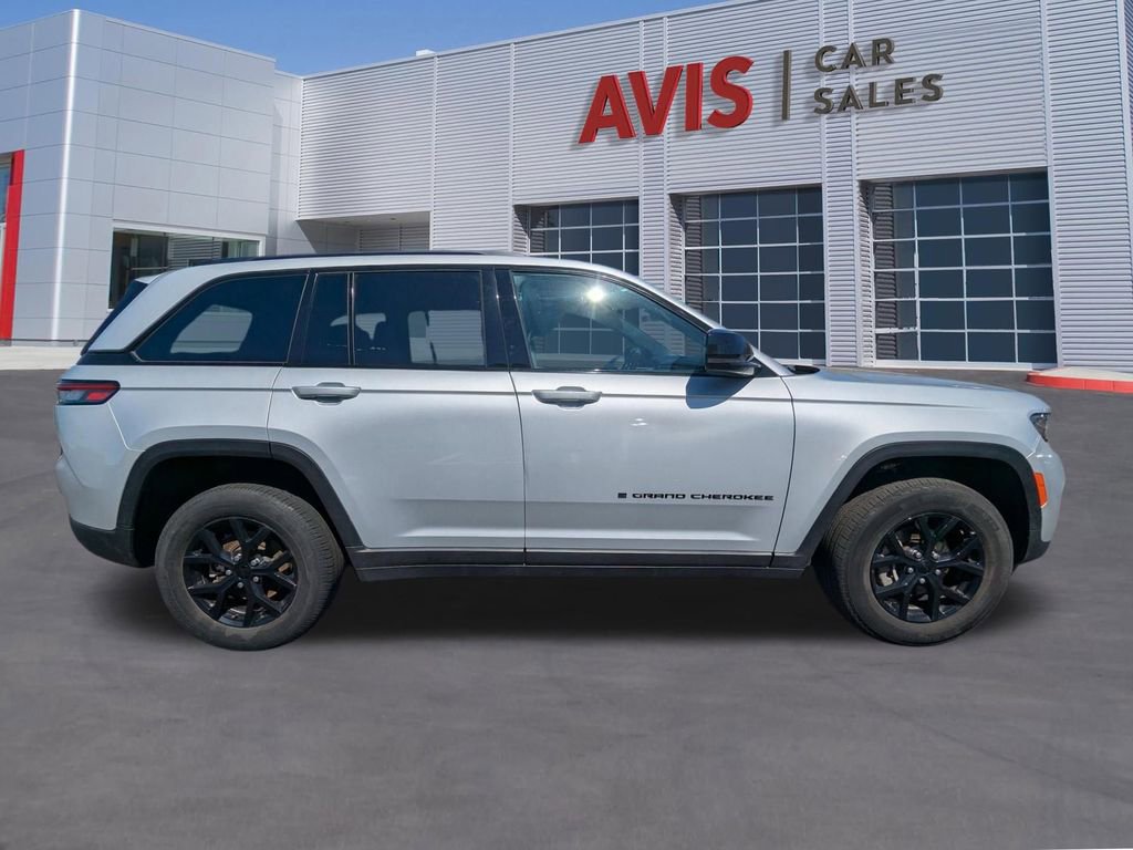 Used 2025 Jeep Grand Cherokee Altitude image 5