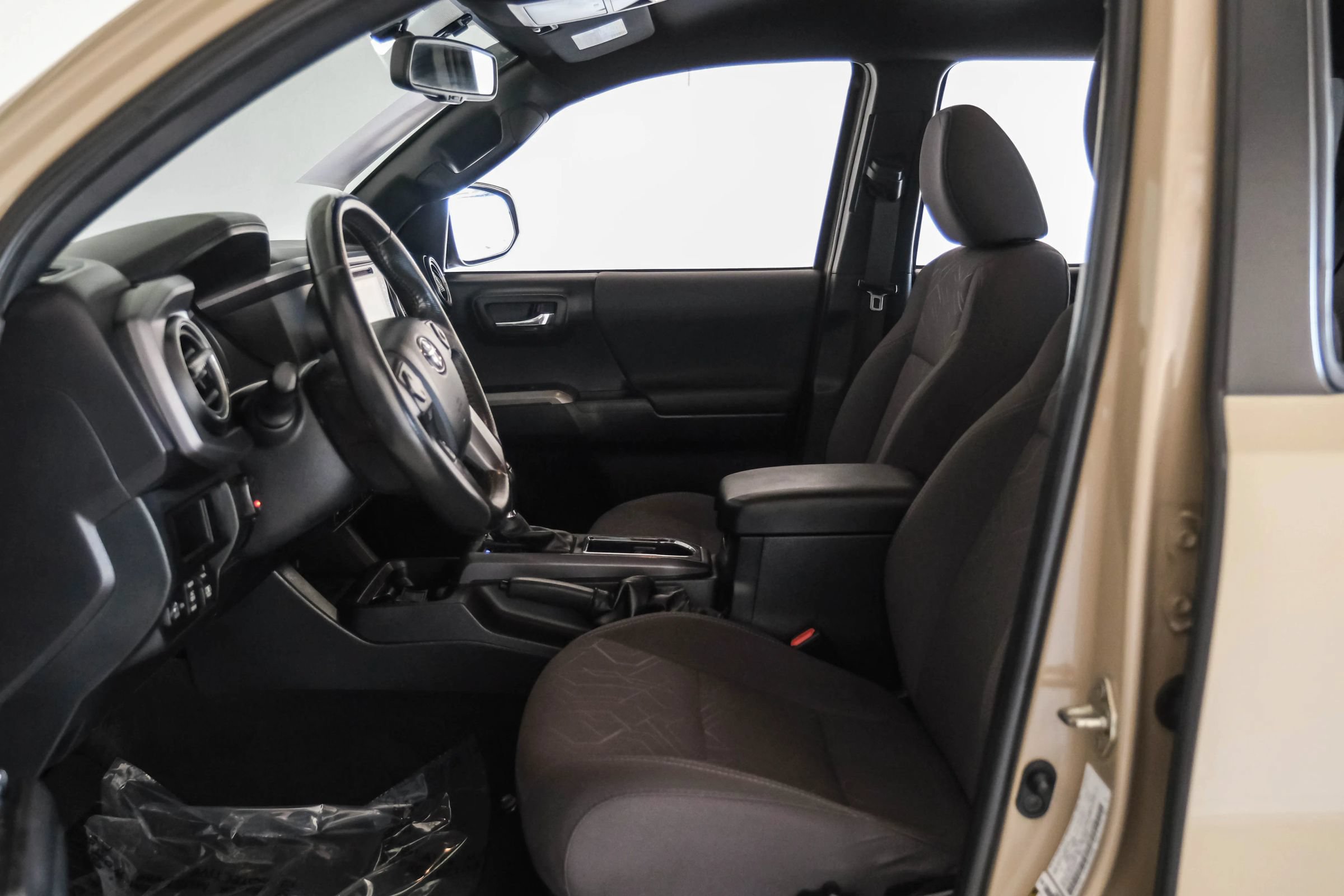 Used 2017 Toyota Tacoma TRD Sport w/ Tow Package RWD image 3