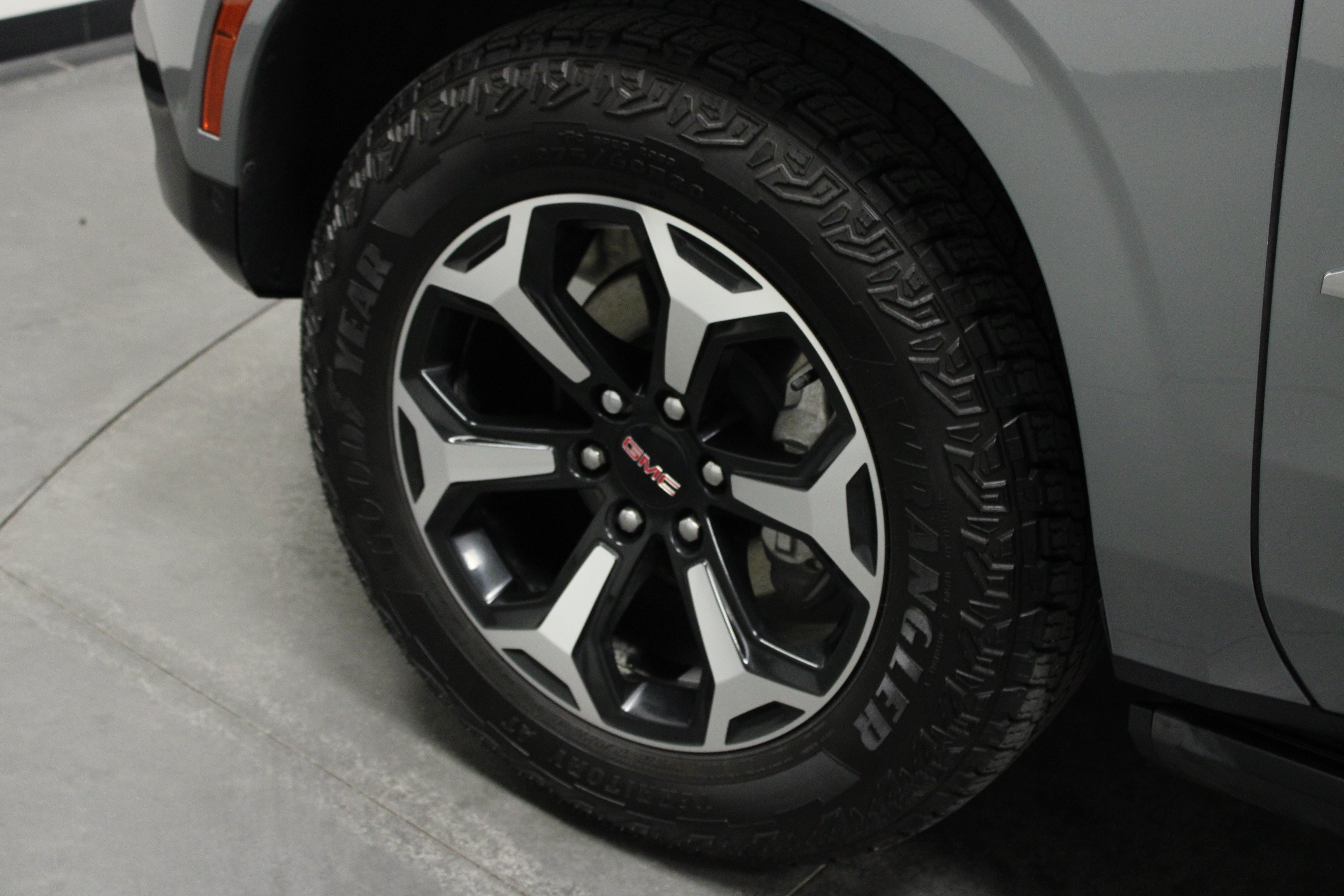 Used 2026 GMC Yukon AT4 w/ AT4 Premium Plus Package AWD/4WD image 10
