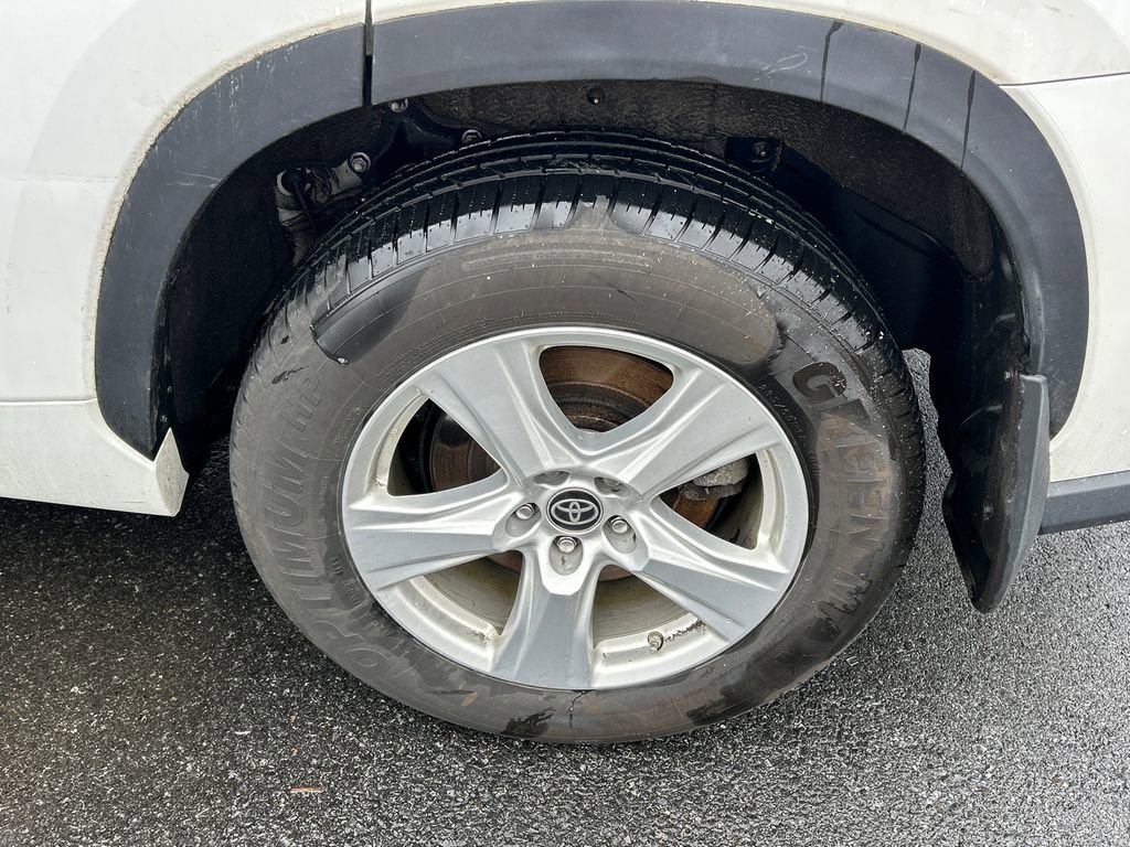 Used 2023 Toyota Highlander LE image 3