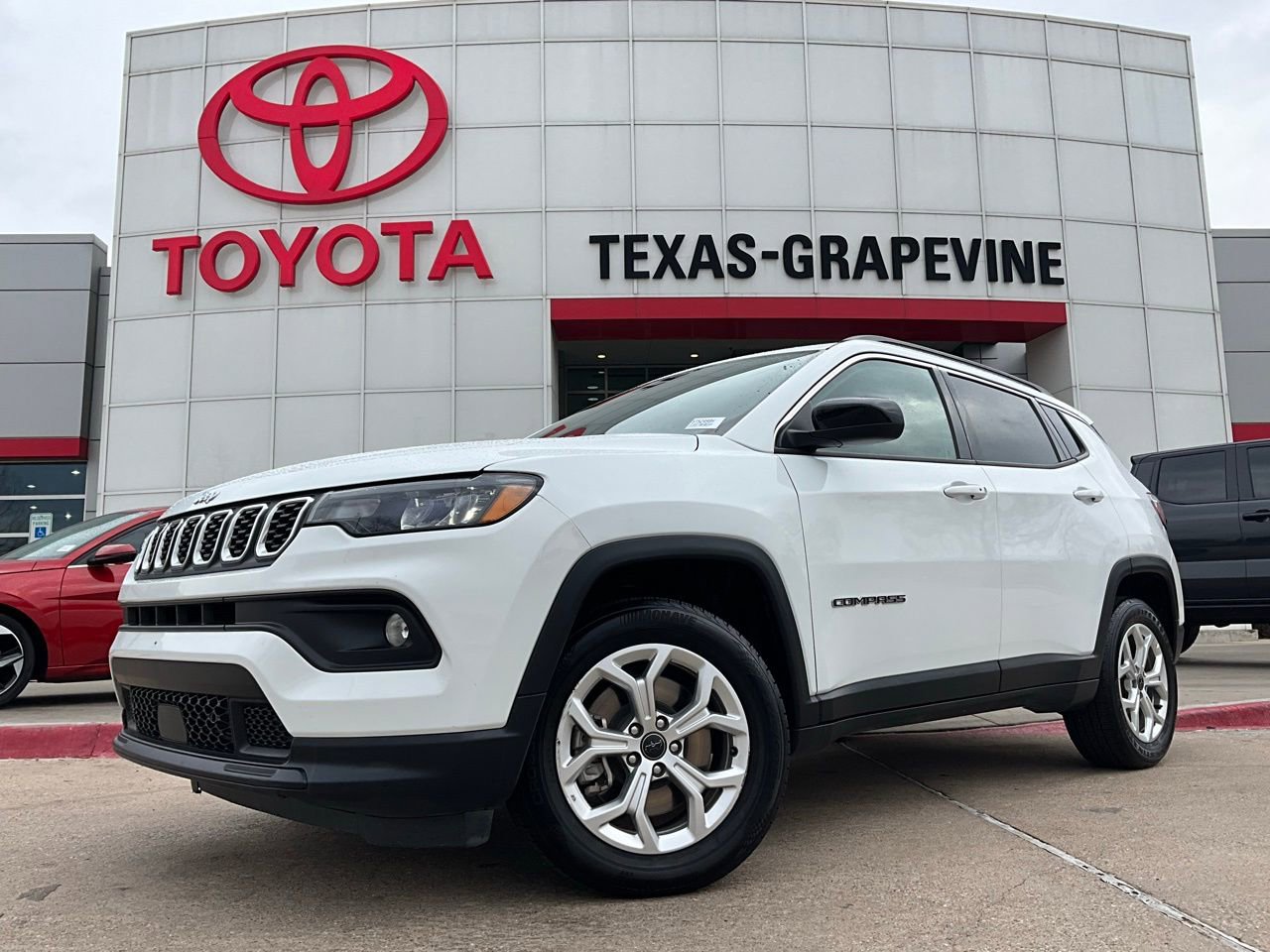 Used 2025 Jeep Compass Latitude AWD/4WD image 2