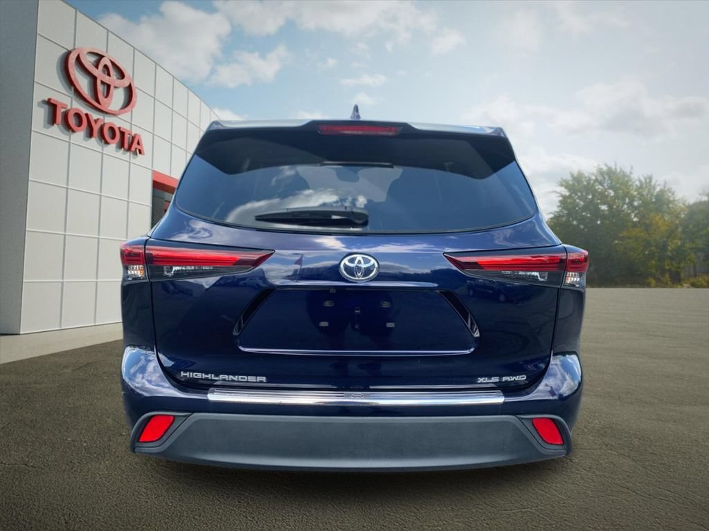 Used 2024 Toyota Highlander XLE AWD/4WD image 4