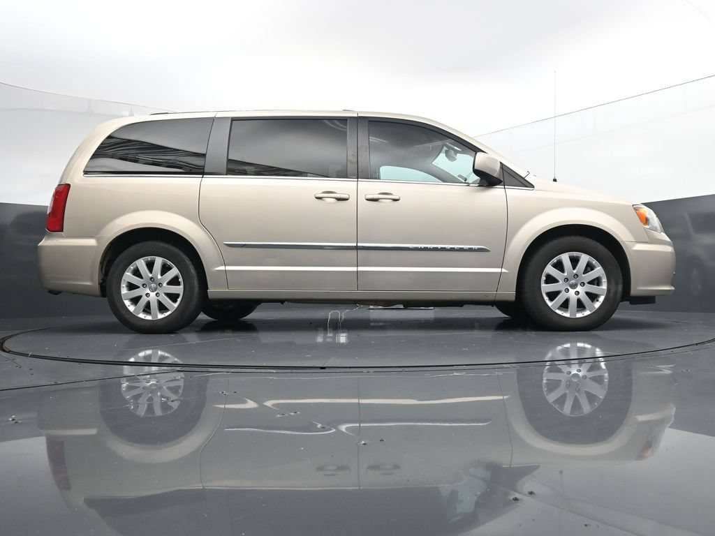 Used 2014 Chrysler Town & Country Touring FWD image 32