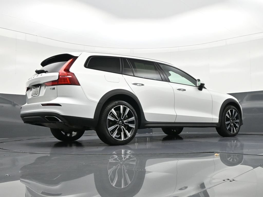 Certified 2022 Volvo V60 T5 Cross Country w/ Climate Package image 29