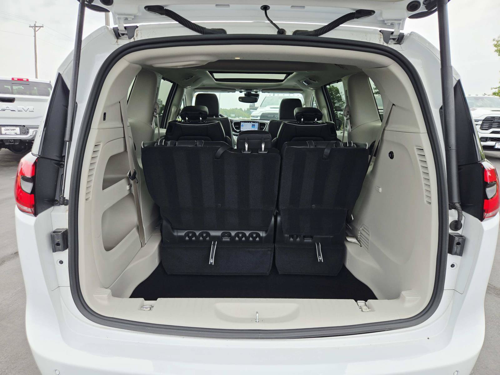 Used 2024 Chrysler Pacifica Limited FWD image 16