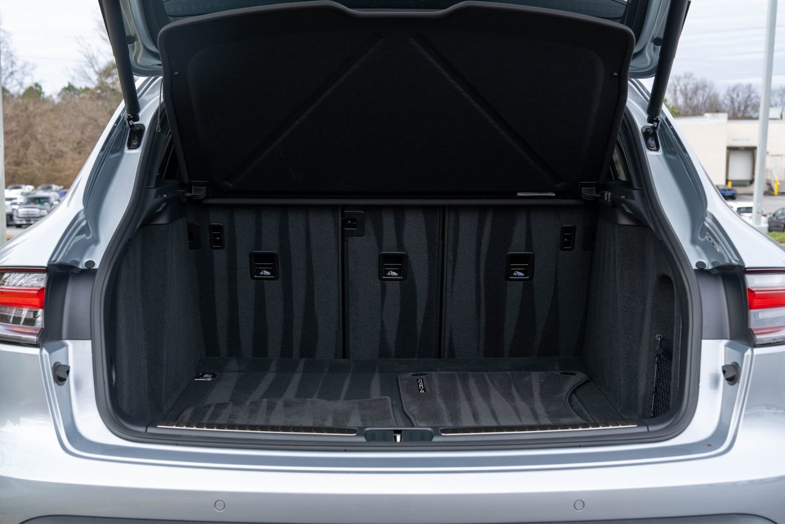 Certified 2025 Porsche Macan image 16