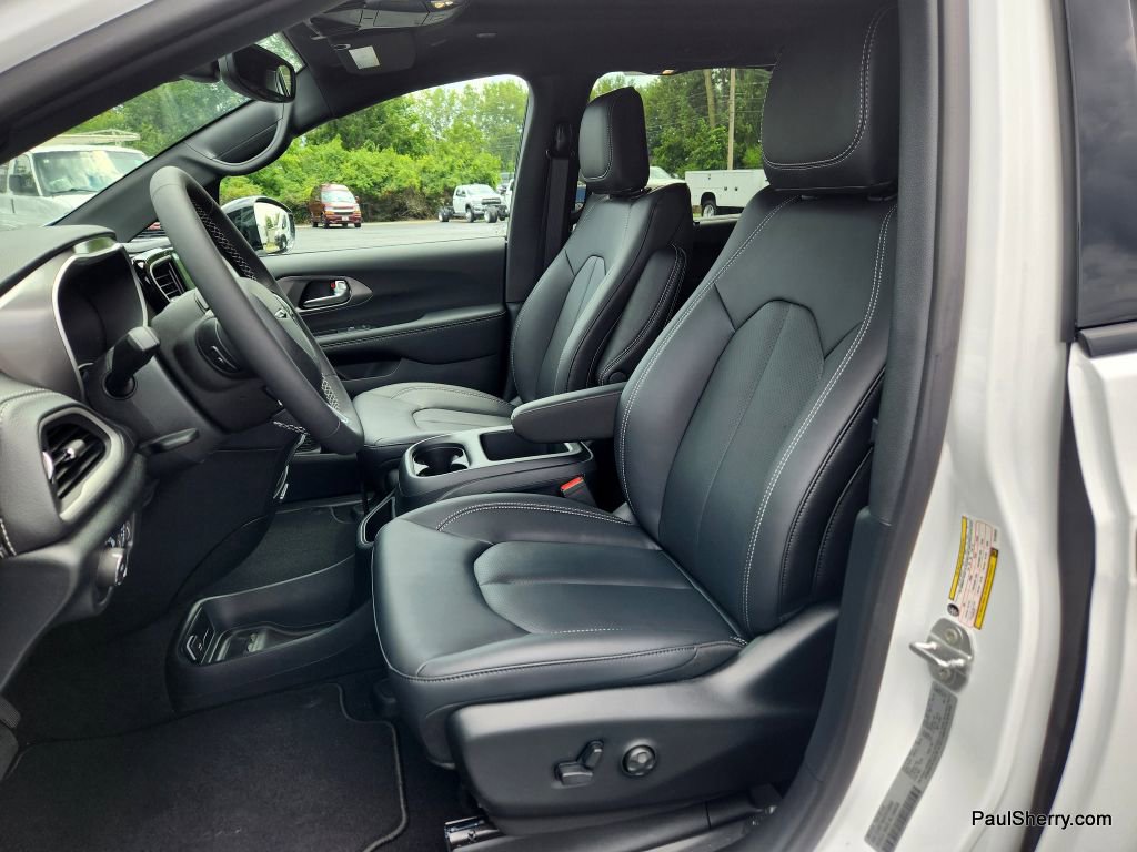 New 2026 Chrysler Pacifica Select image 21