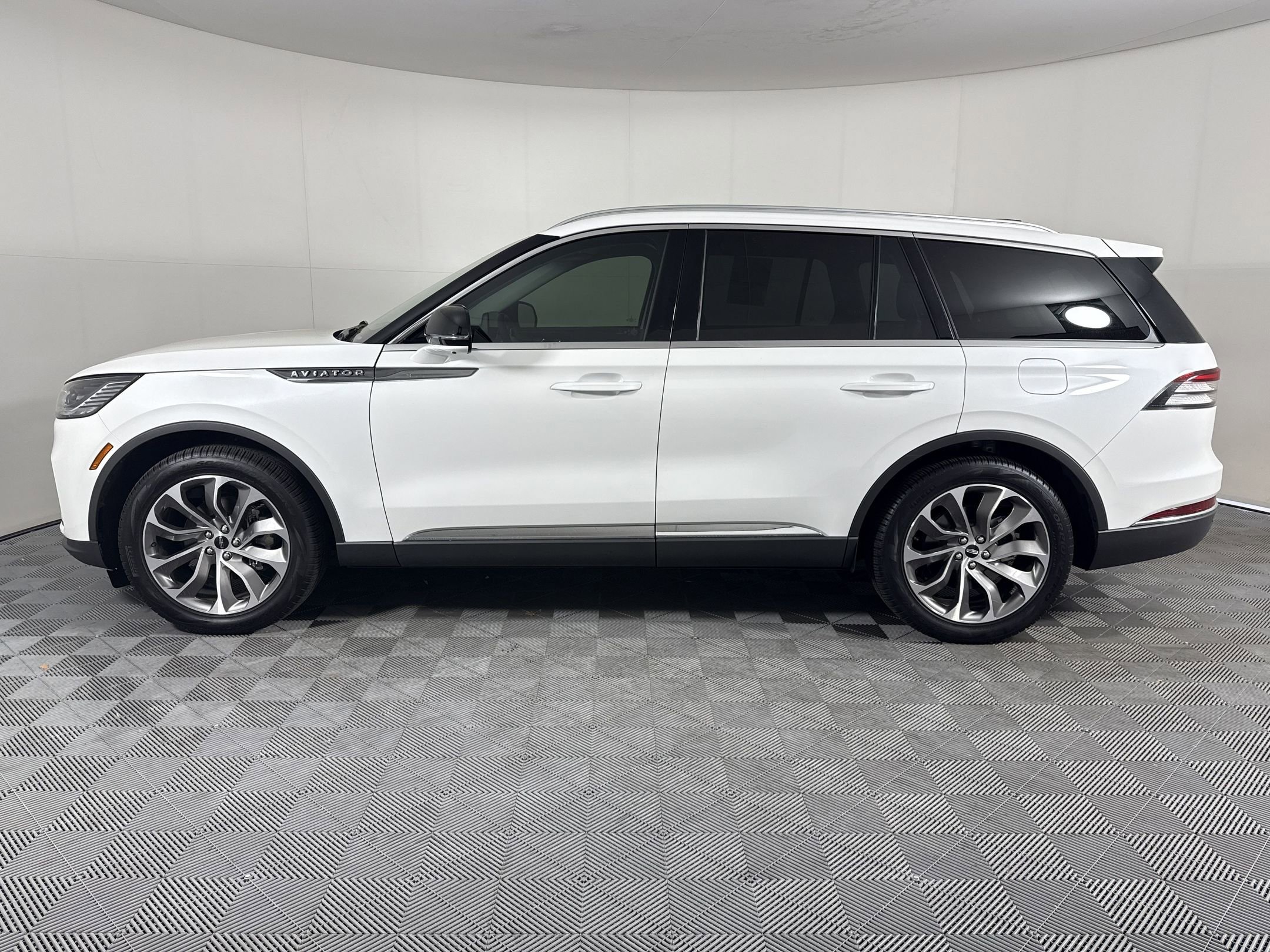 Used 2025 Lincoln Aviator Reserve w/ Illumination Package image 2