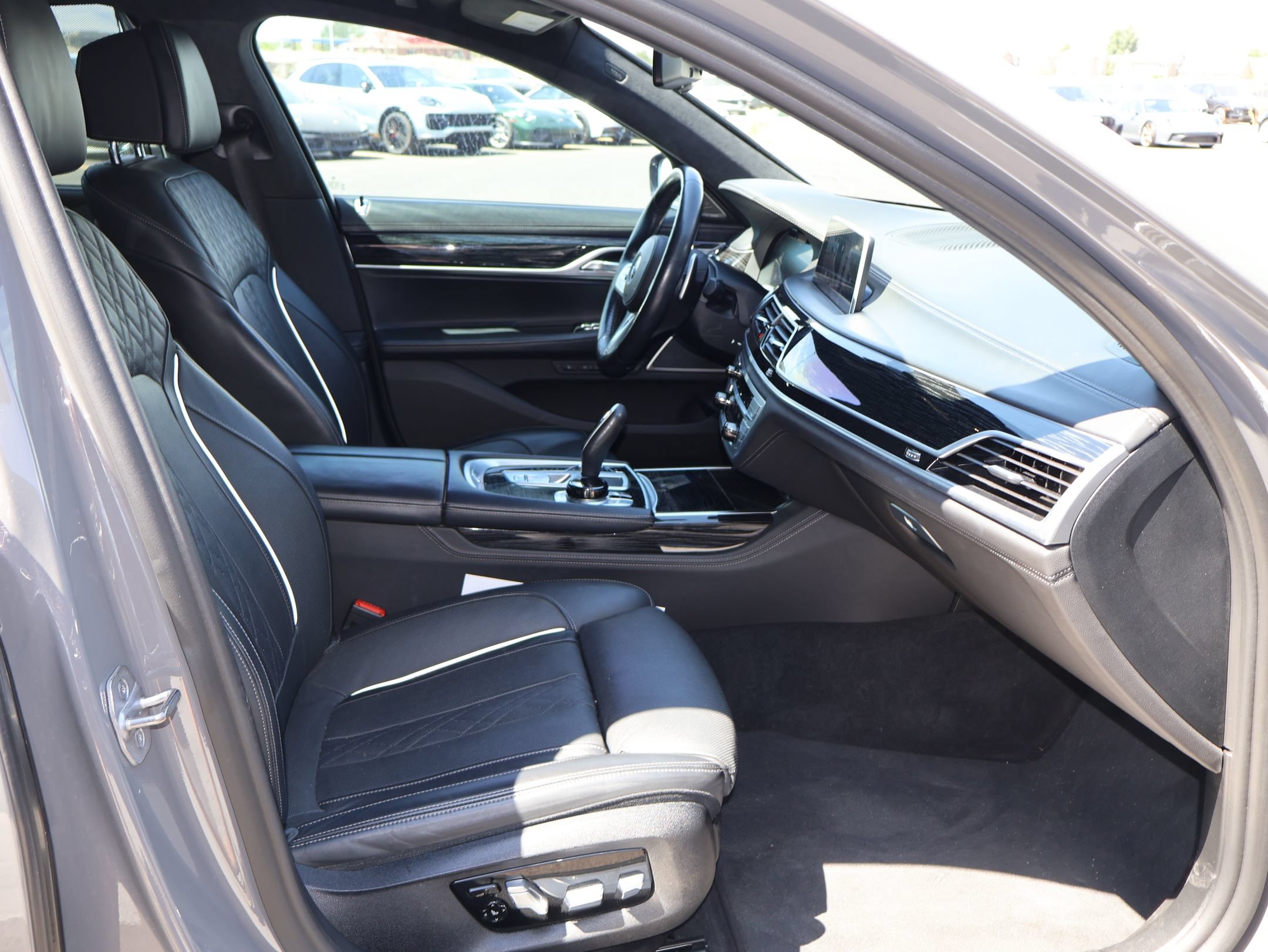 Used 2022 BMW 750i xDrive w/ Autobahn Package AWD/4WD image 30