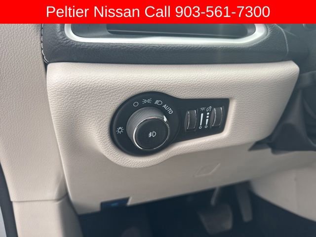 Used 2024 Chrysler Pacifica Select image 12