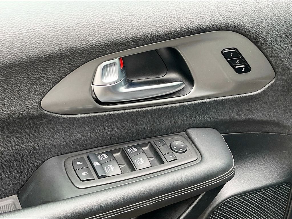 Used 2025 Chrysler Pacifica Select image 12