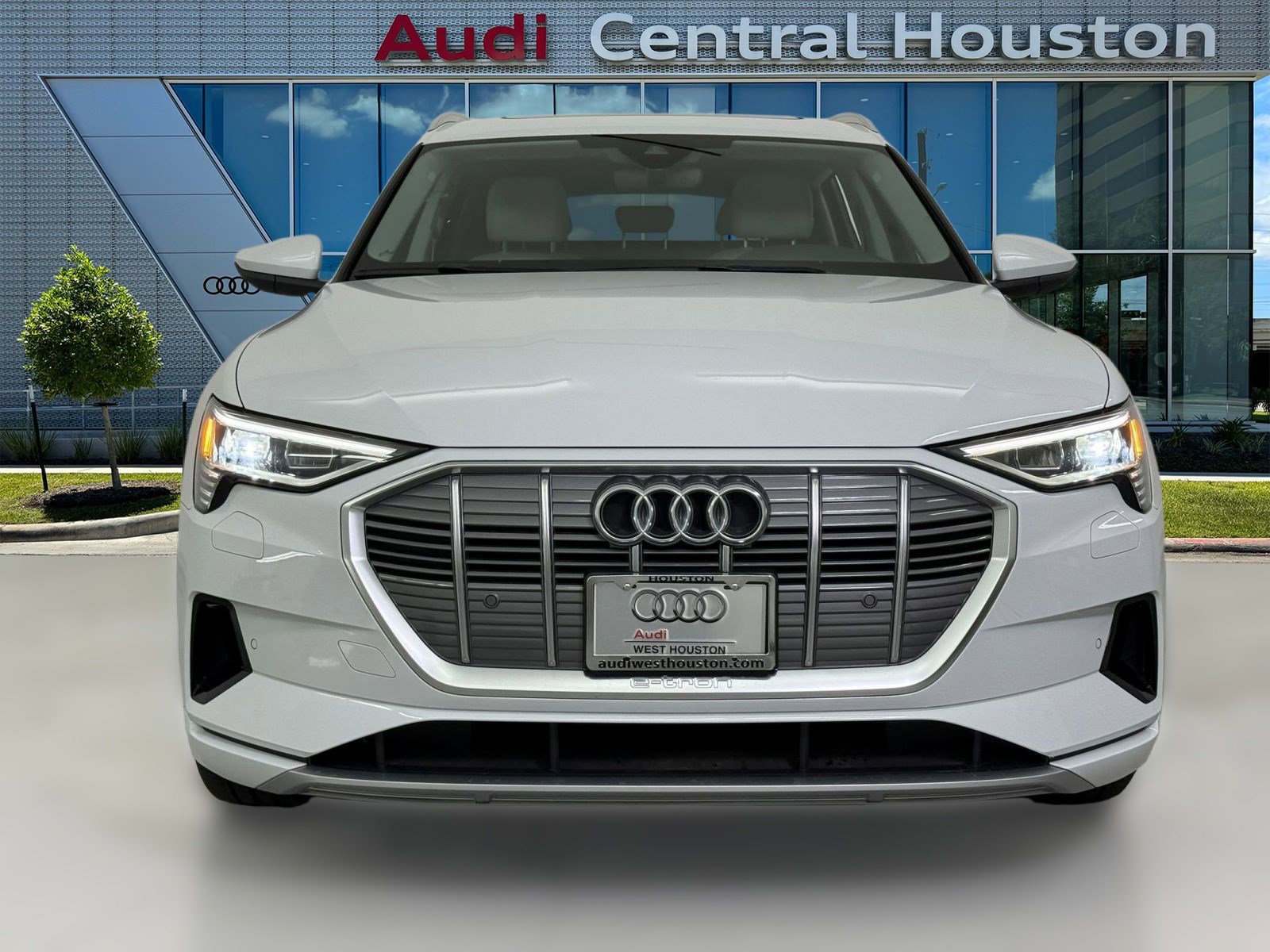 Used 2022 Audi e-tron Premium w/ Interior Protection Package image 6
