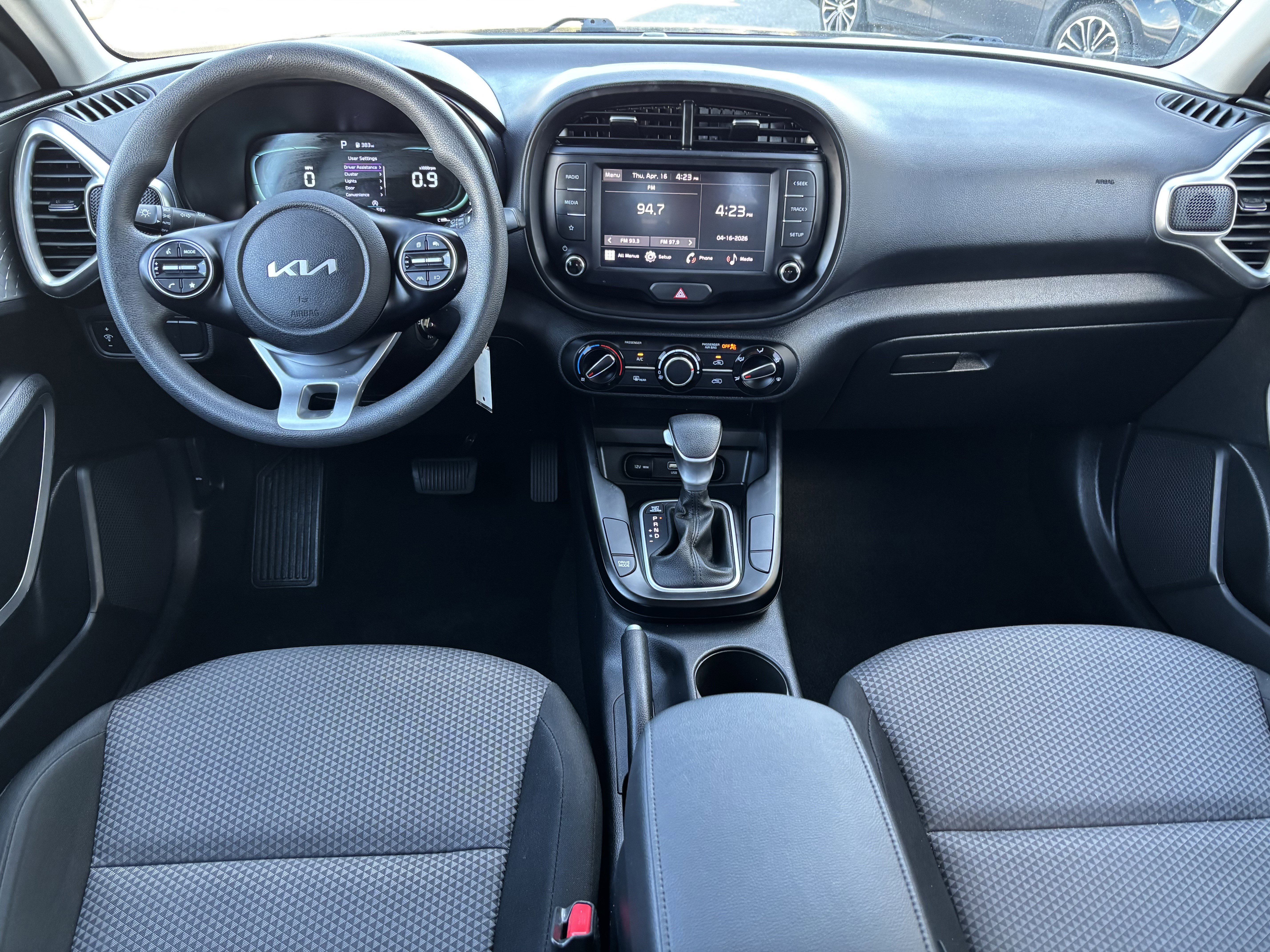 Used 2025 Kia Soul LX w/ LX Technology Package FWD image 21