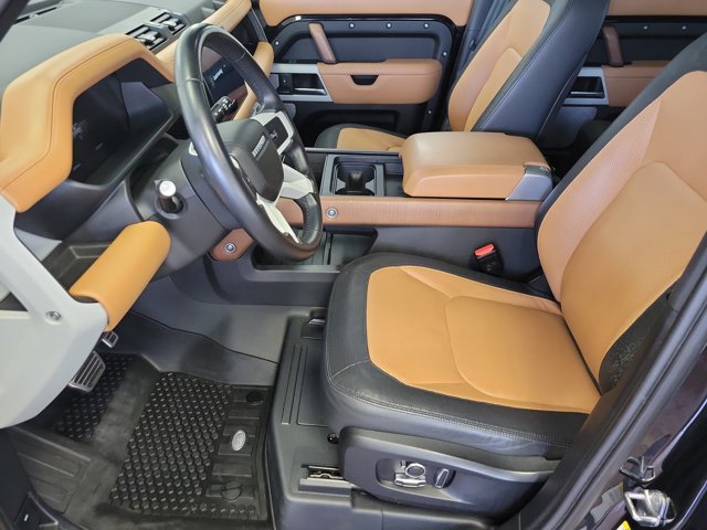 Used 2023 Land Rover Defender 130 X-Dynamic SE image 4