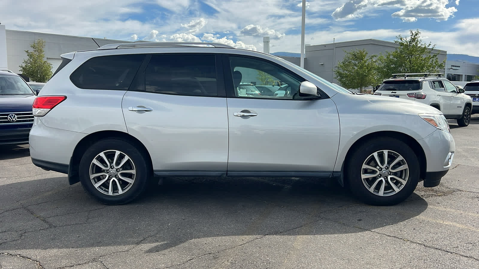 Used 2016 Nissan Pathfinder SV FWD image 4