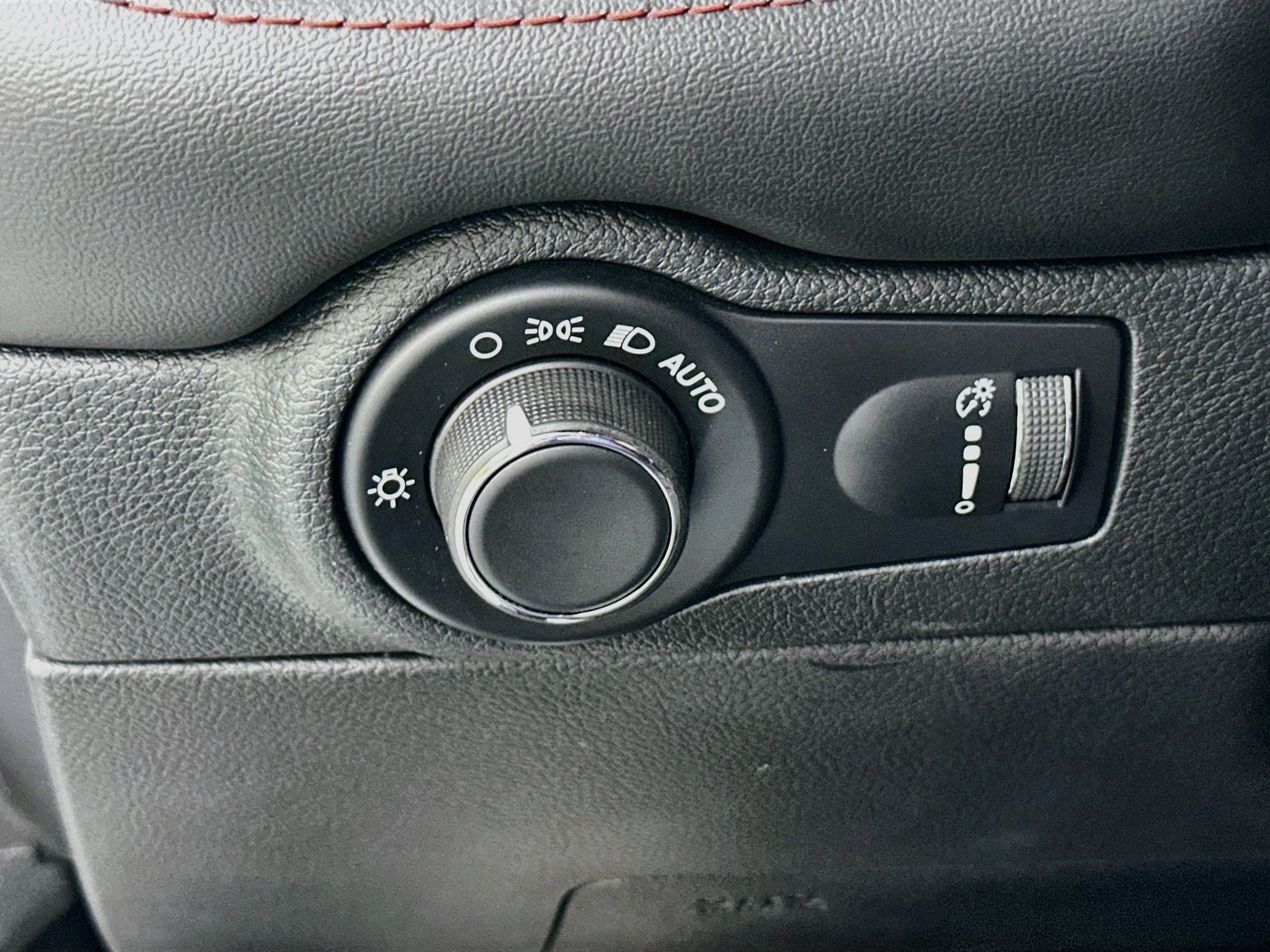 Used 2025 Dodge Durango GT RWD image 16