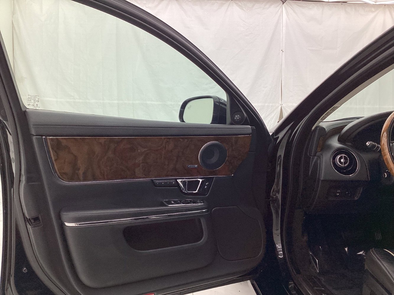 Used 2018 Jaguar XJ R-Sport image 18