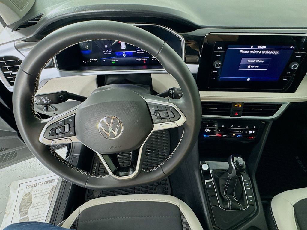 Used 2025 Volkswagen Taos SE image 12