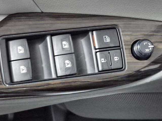 Used 2017 Toyota Sienna XLE image 17