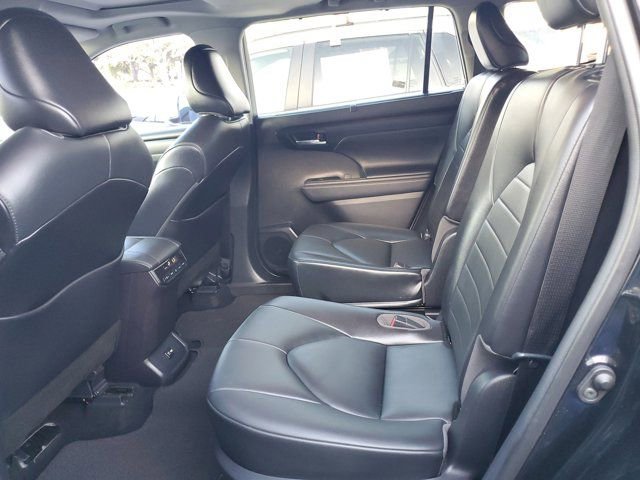 Used 2021 Toyota Highlander XLE FWD image 10