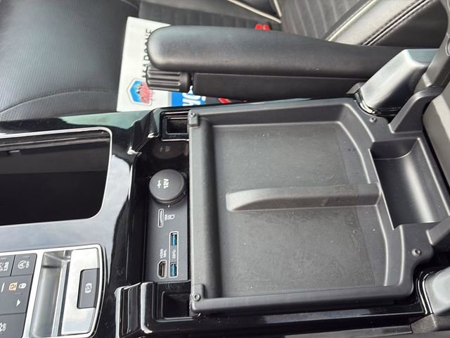 Used 2017 Land Rover Discovery HSE image 17