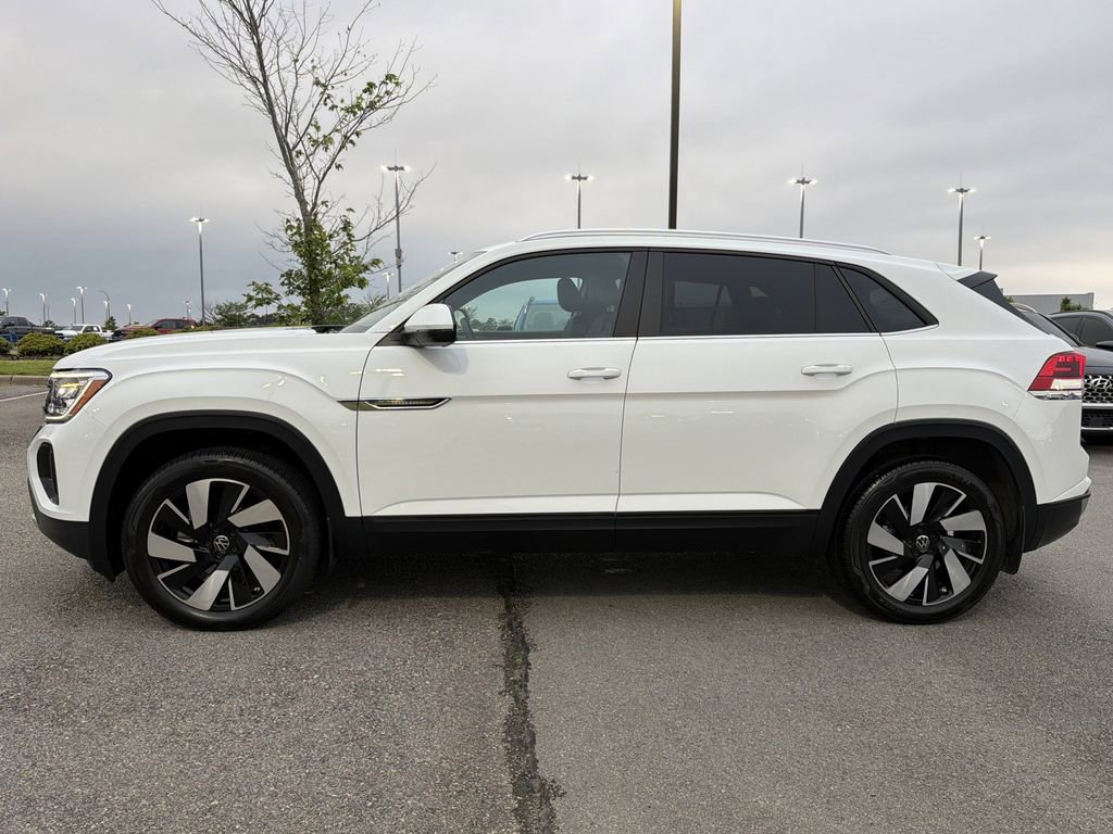 Used 2024 Volkswagen Atlas Cross Sport SE FWD image 2
