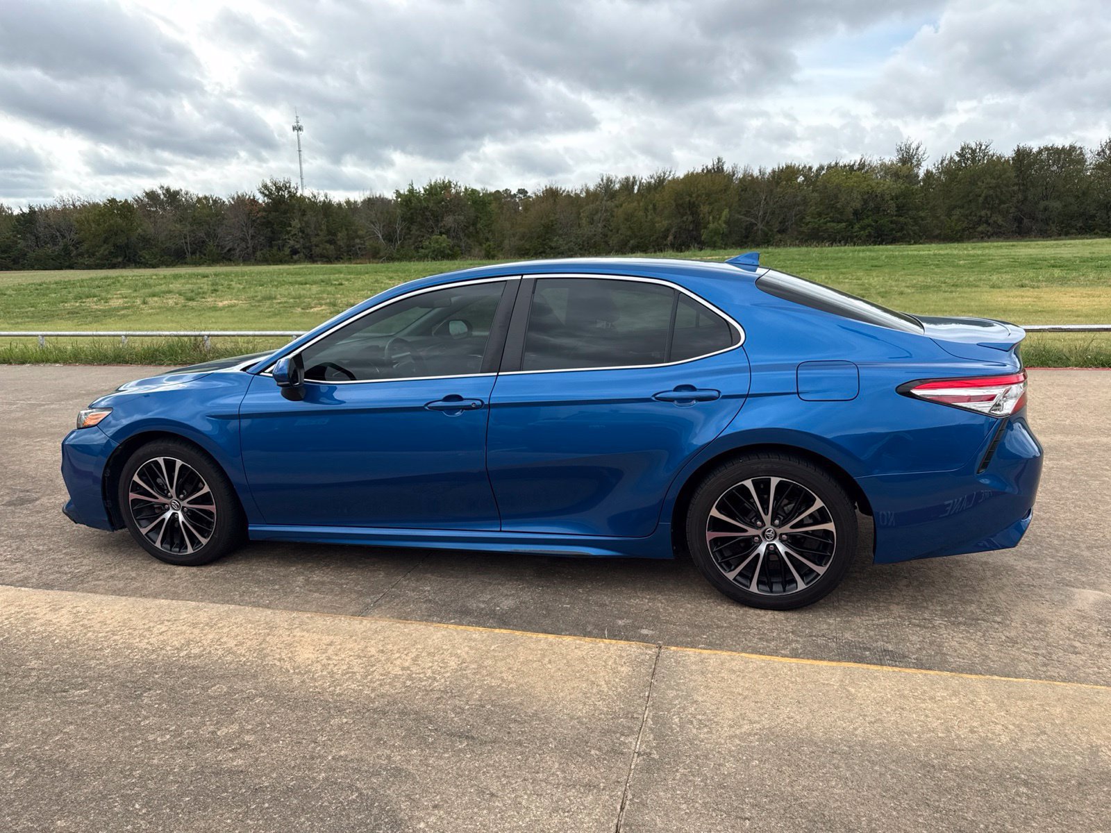 Used 2020 Toyota Camry SE FWD image 3