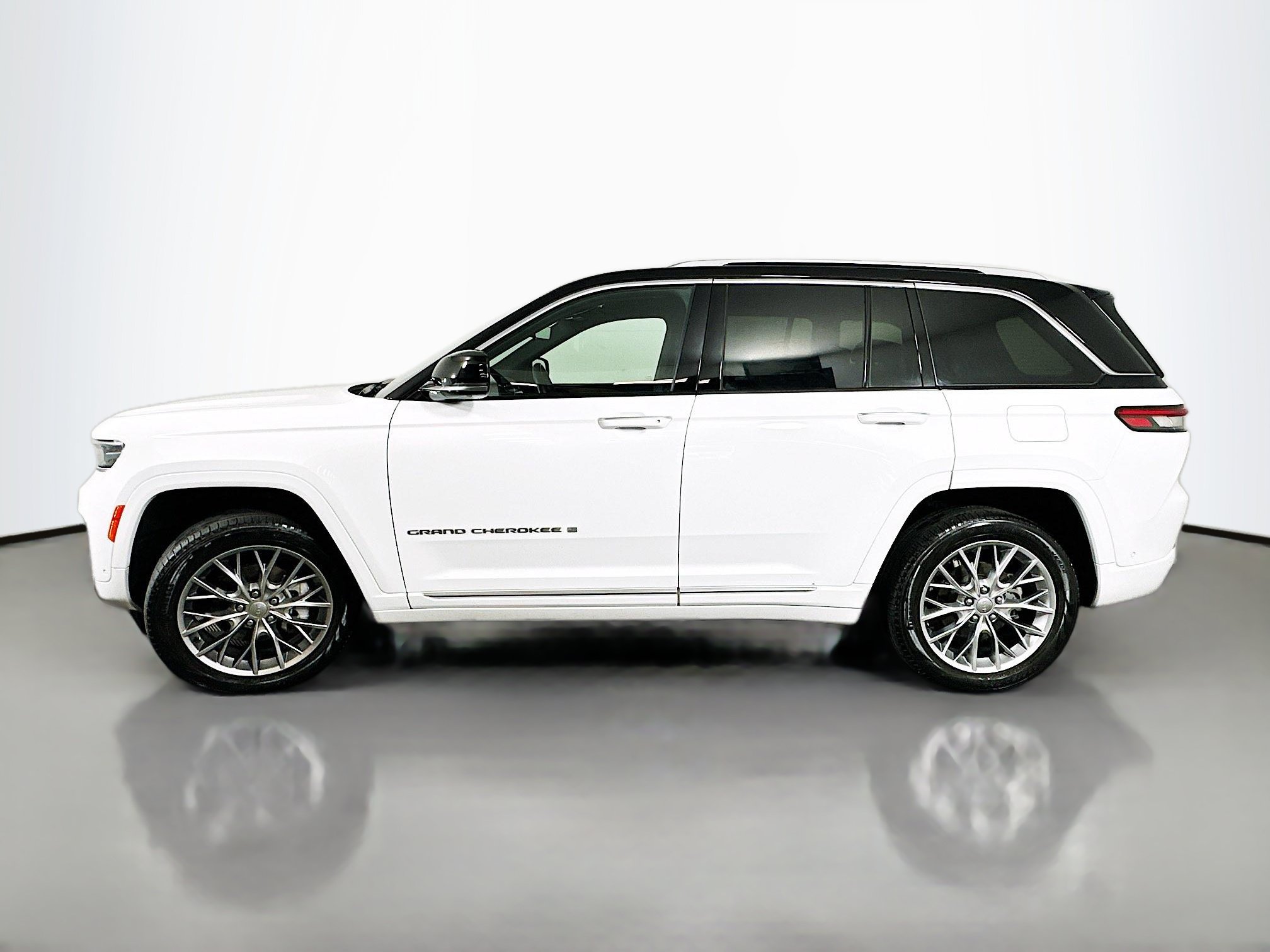 Used 2024 Jeep Grand Cherokee Summit w/ Adv Protech Group IV AWD/4WD image 4