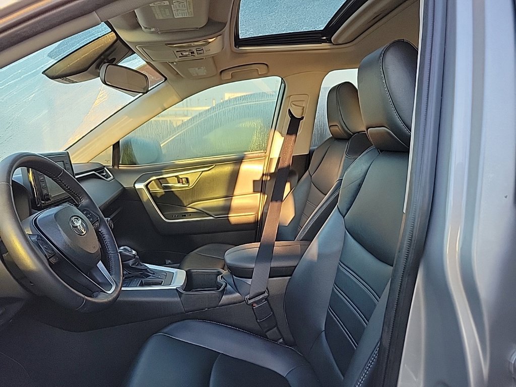 Used 2022 Toyota RAV4 XLE Premium FWD image 6