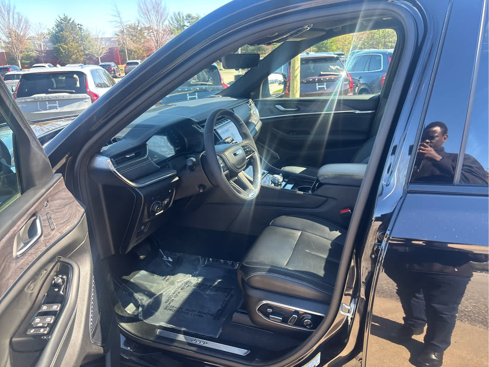 Used 2023 Jeep Grand Cherokee Overland w/ Luxury Tech Group IV AWD/4WD image 25