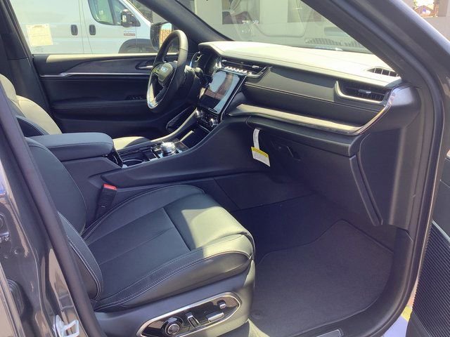 New 2023 Jeep Grand Cherokee Overland w/ Luxury Tech Group IV AWD/4WD image 39