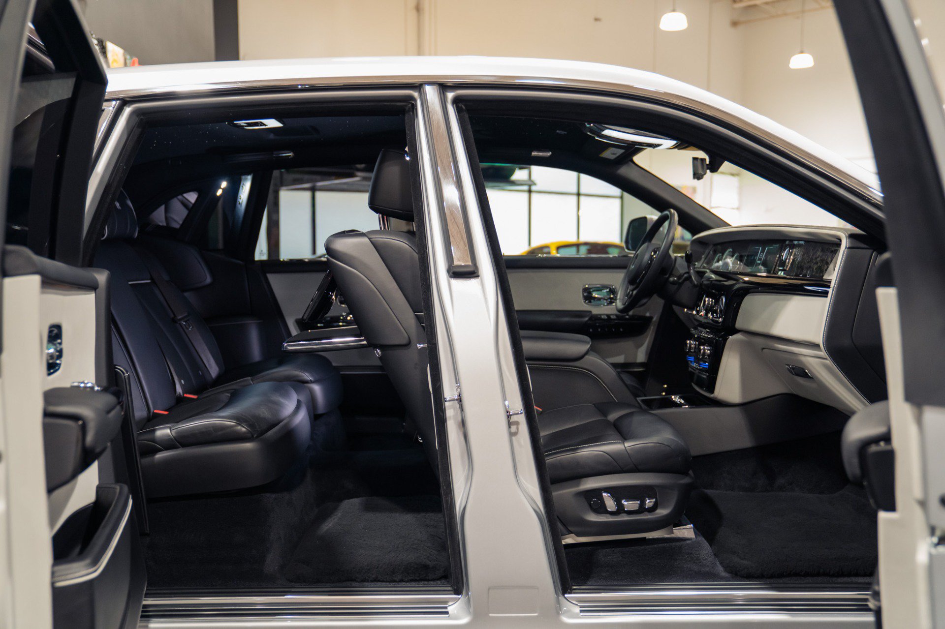 Used 2020 Rolls-Royce Phantom Sedan RWD image 14