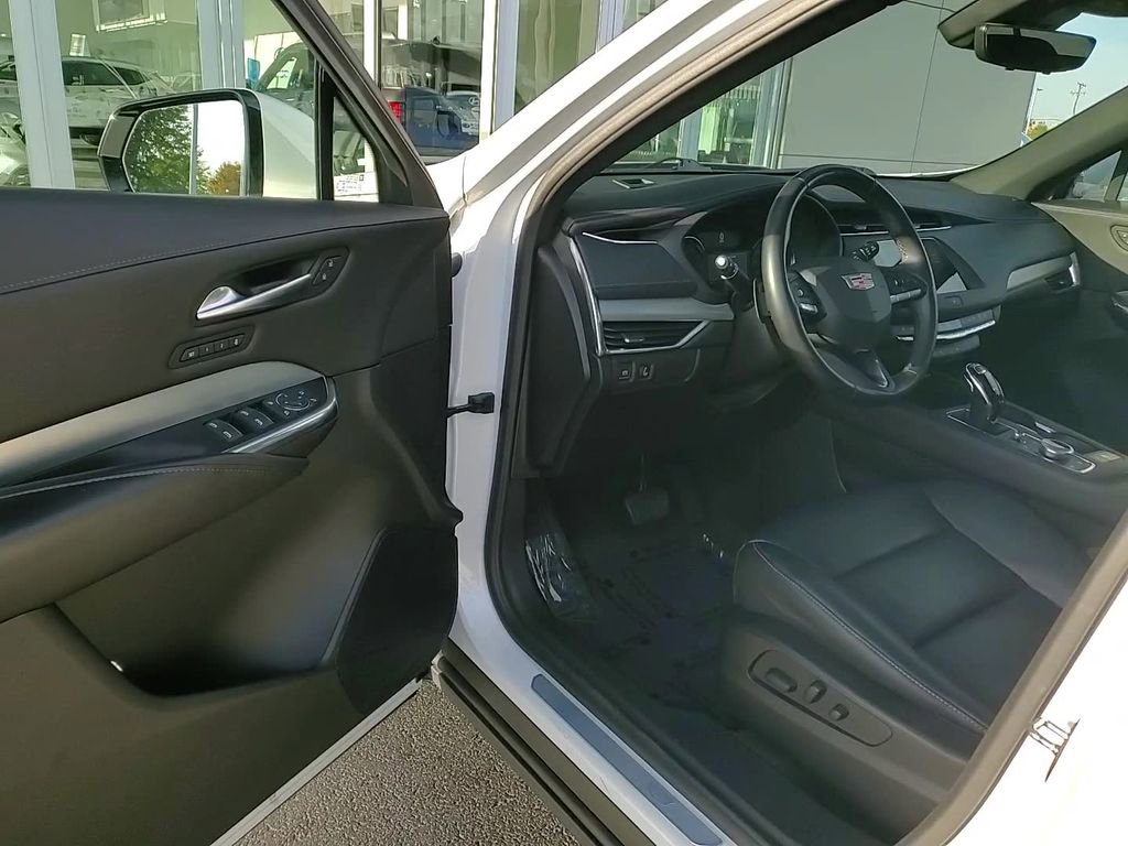Used 2022 Cadillac XT4 Premium Luxury w/ Enhanced Visibility Package image 11