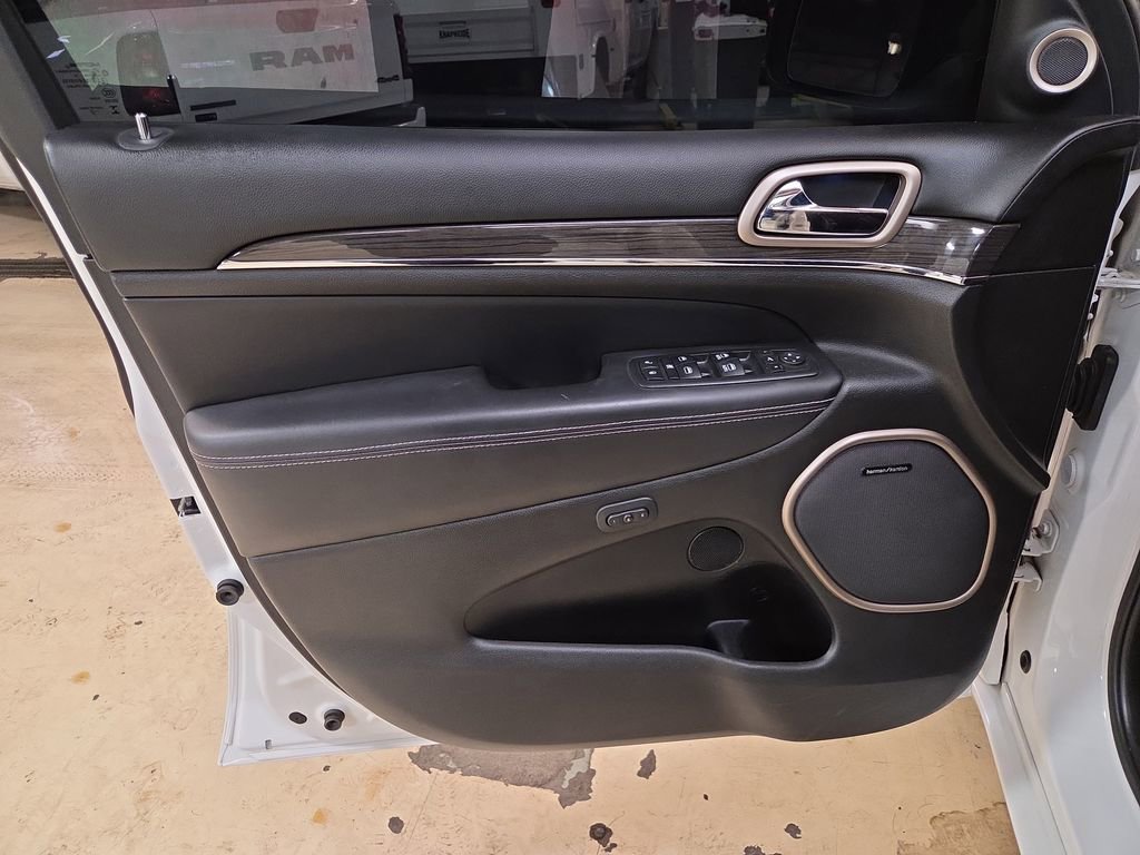 Used 2017 Jeep Grand Cherokee Overland w/ Jeep Active Safety Group image 10