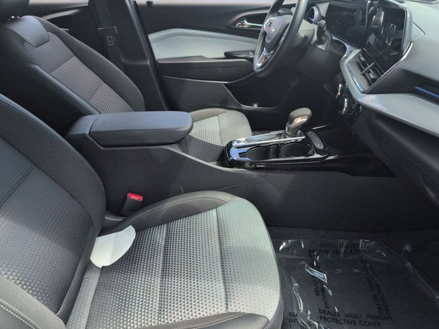 Used 2025 Chevrolet Trax LT w/ LT Convenience Package FWD image 30