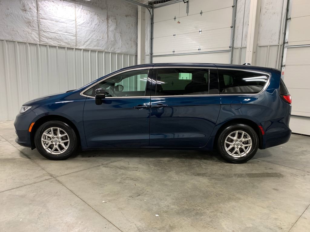 Used 2025 Chrysler Pacifica Select FWD image 3
