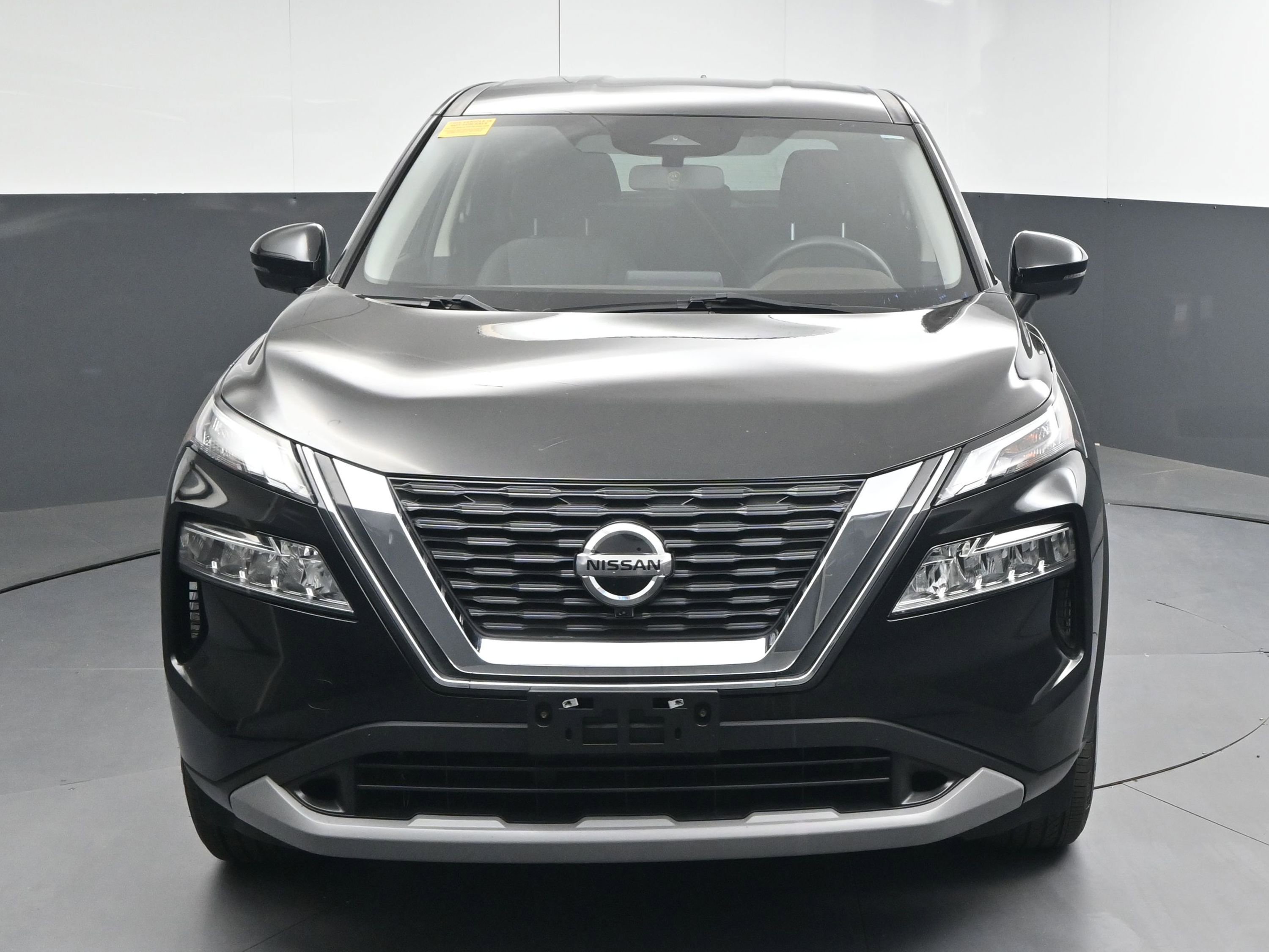 Used 2021 Nissan Rogue SV image 2