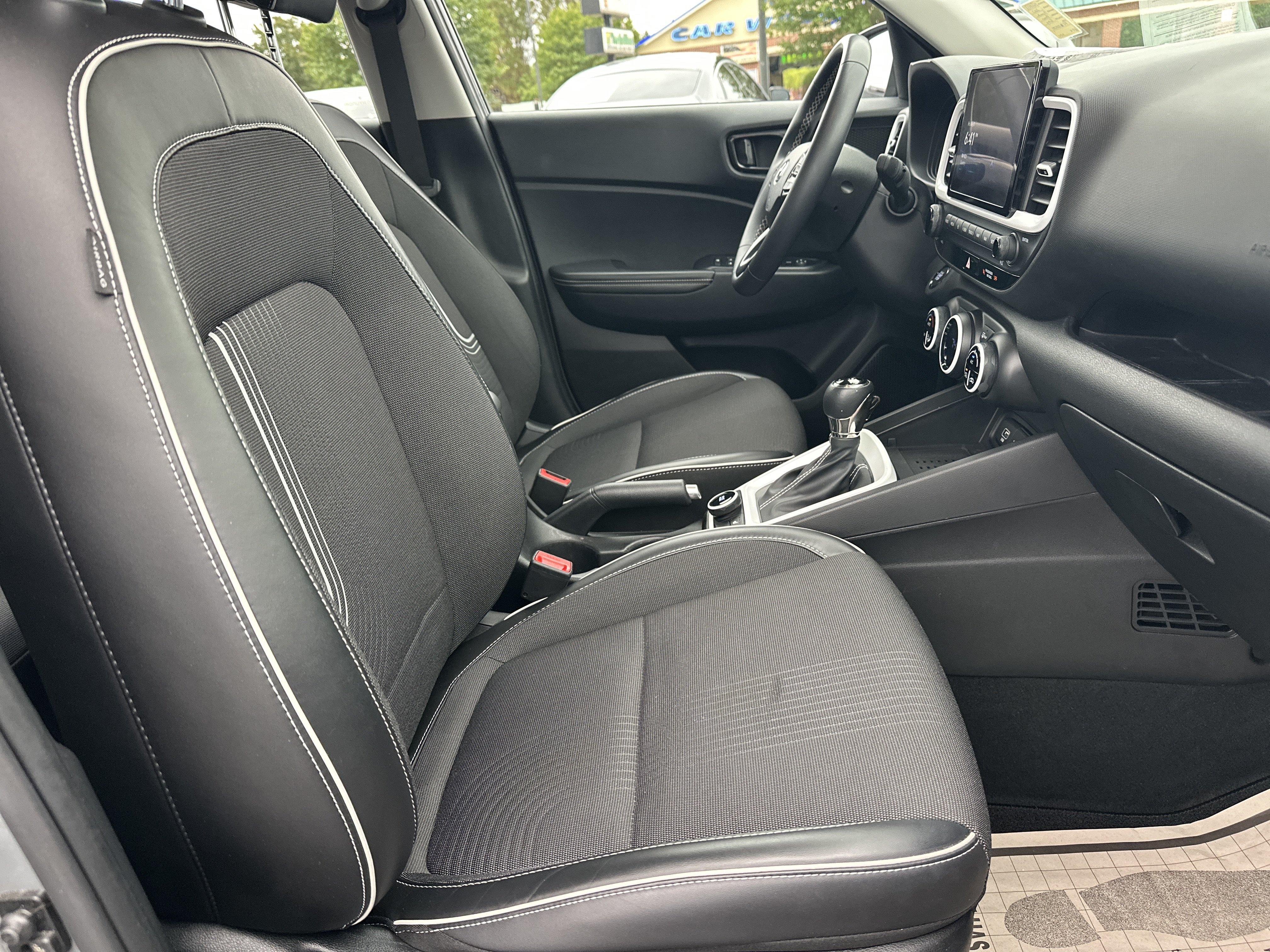 Used 2023 Hyundai Venue Limited FWD image 14