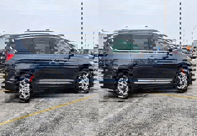 Used 2020 Chrysler Pacifica Touring-L image 8