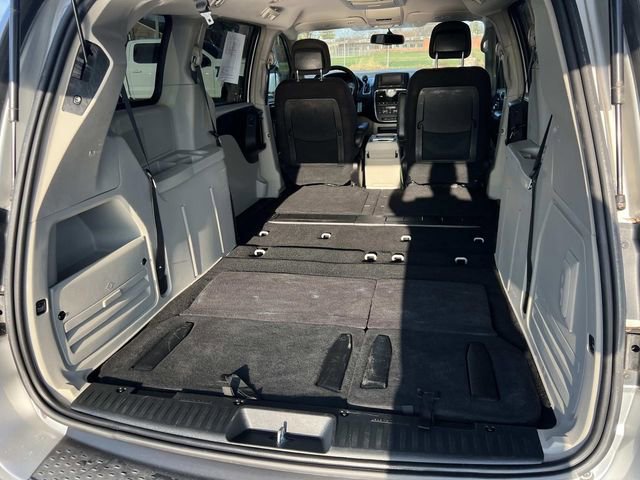 Used 2011 Chrysler Town & Country Touring w/ Driver Convenience Group image 12