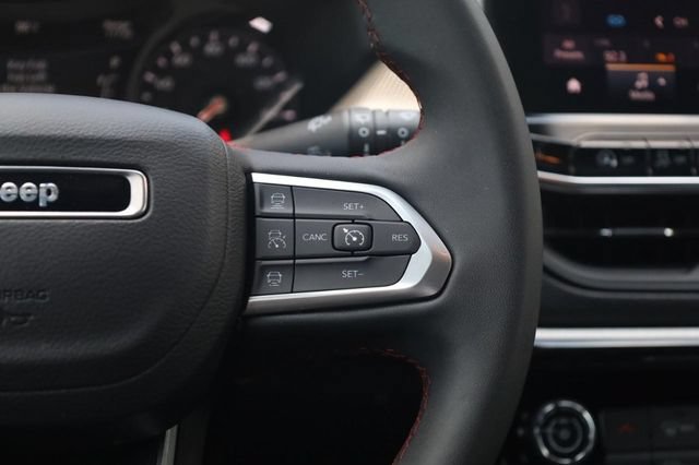 Used 2025 Jeep Compass Trailhawk AWD/4WD image 9