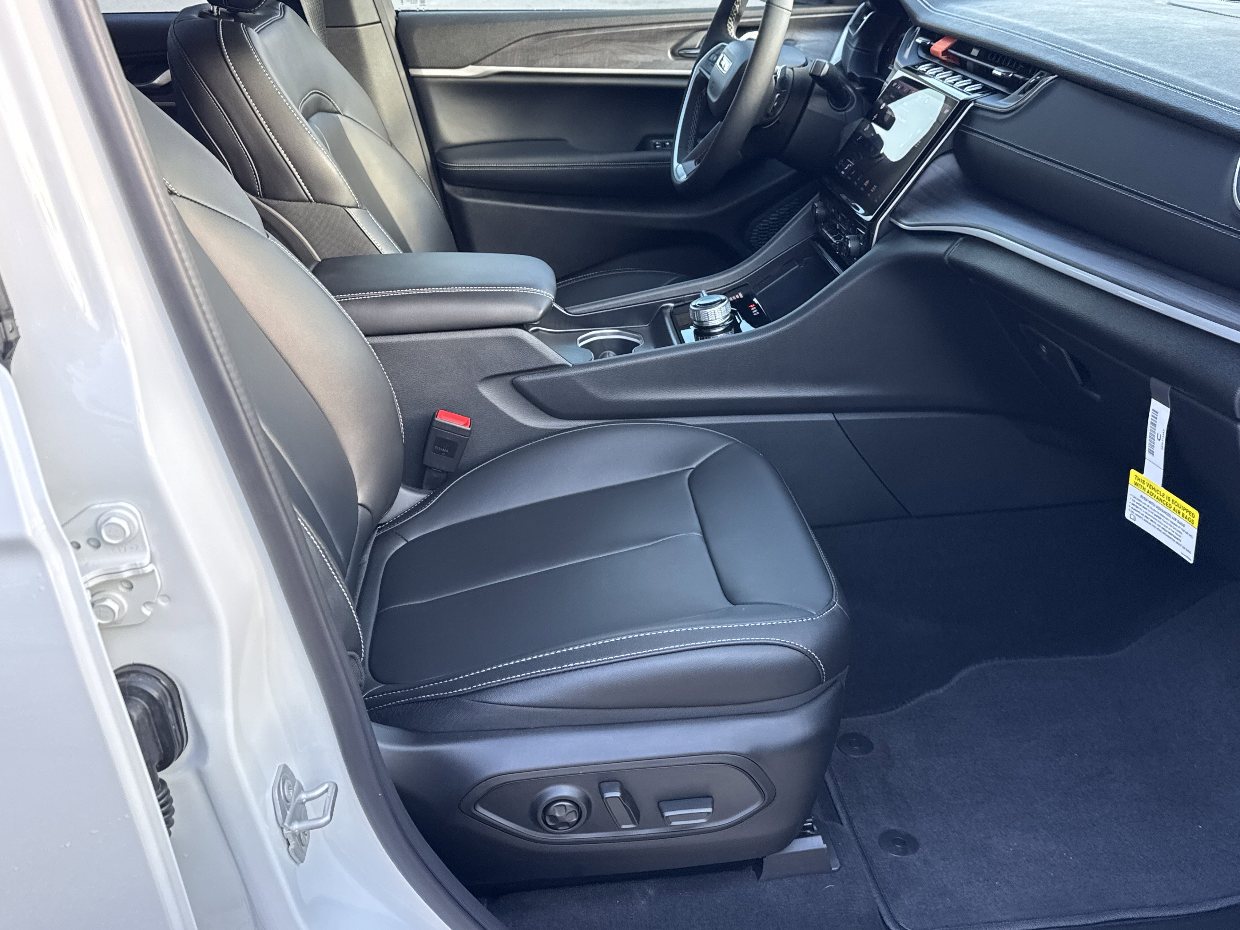 New 2025 Jeep Grand Cherokee Limited w/ Black Appearance Package image 17